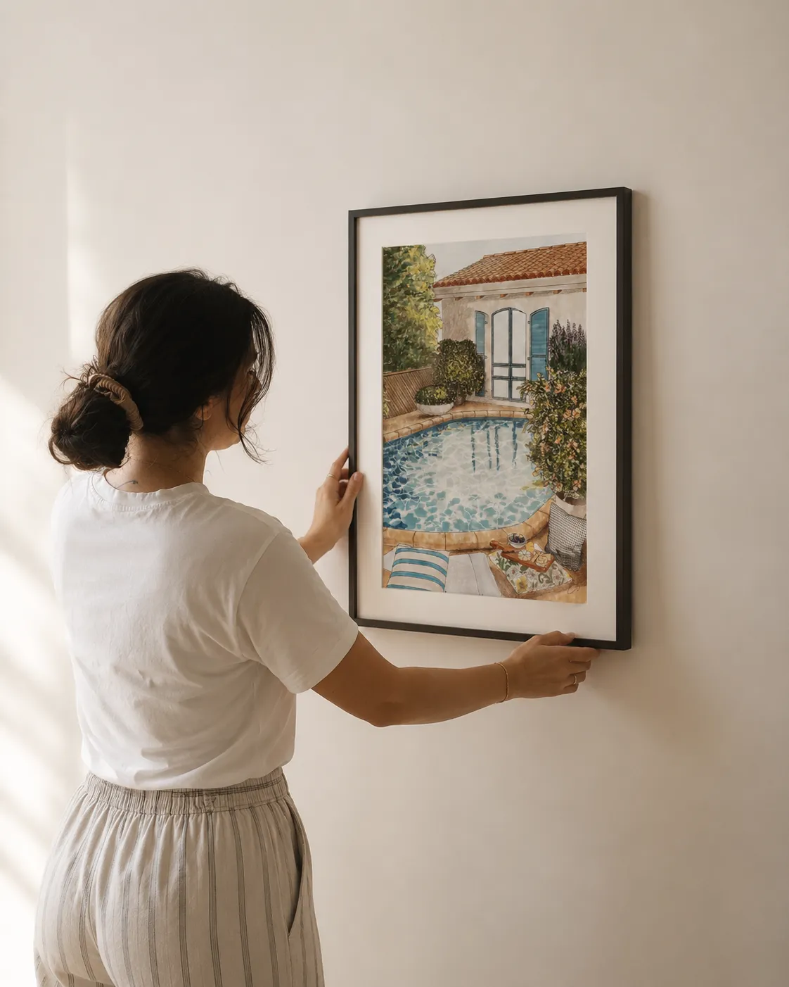 Colgando una lámina enmarcada en la pared